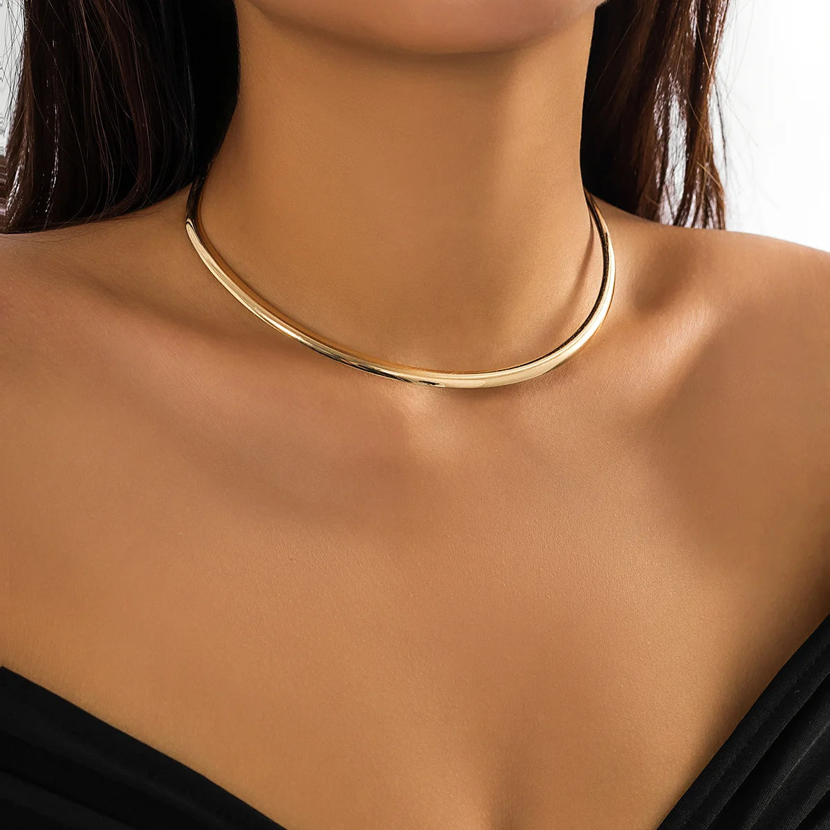 Elegant Simple Chunky Circle Torques Necklace: A Statement of Timeless Sophistication