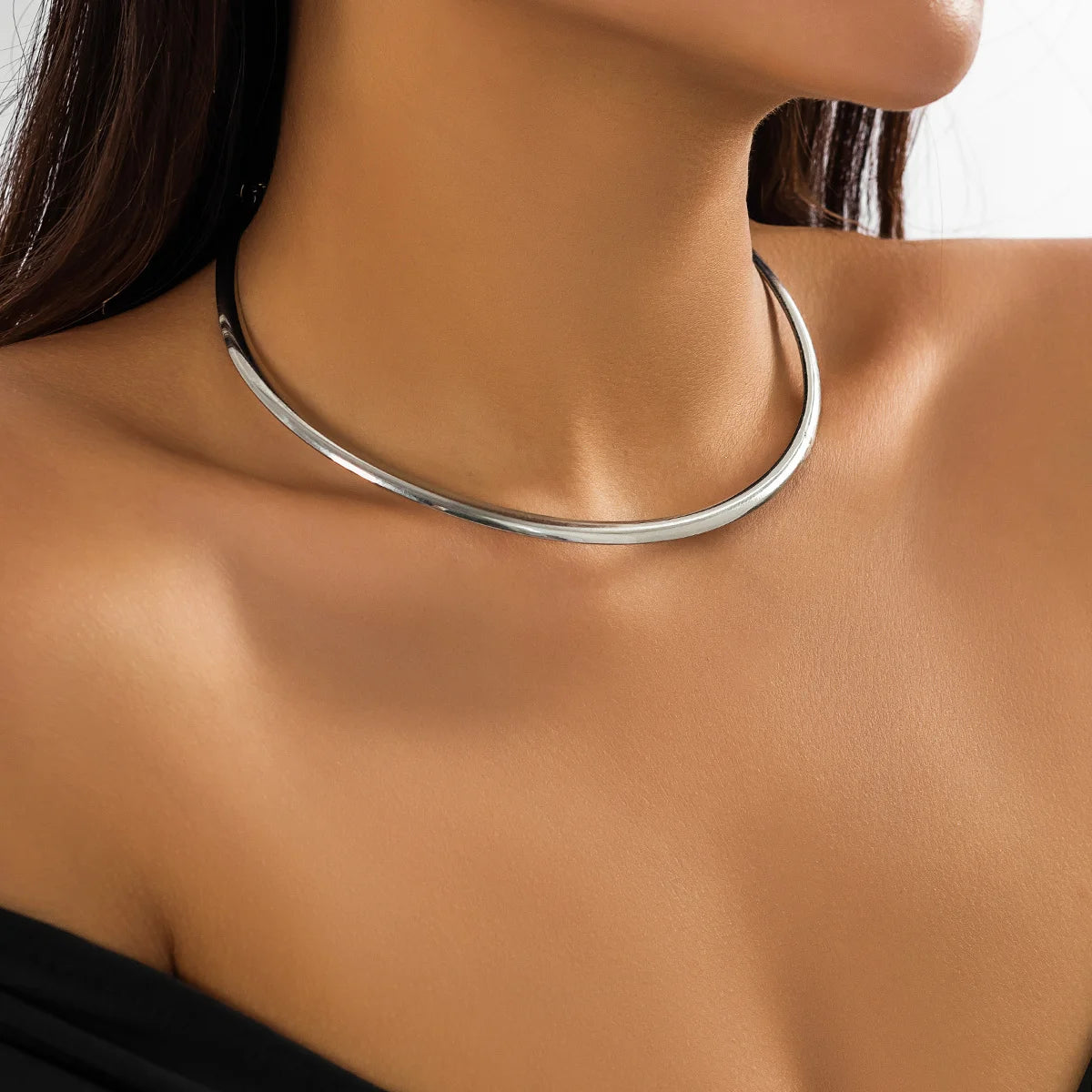 Elegant Simple Chunky Circle Torques Necklace: A Statement of Timeless Sophistication