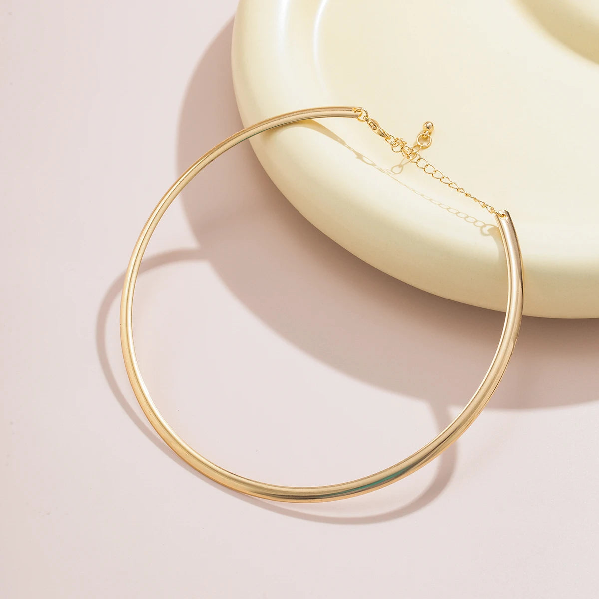 Elegant Simple Chunky Circle Torques Necklace: A Statement of Timeless Sophistication