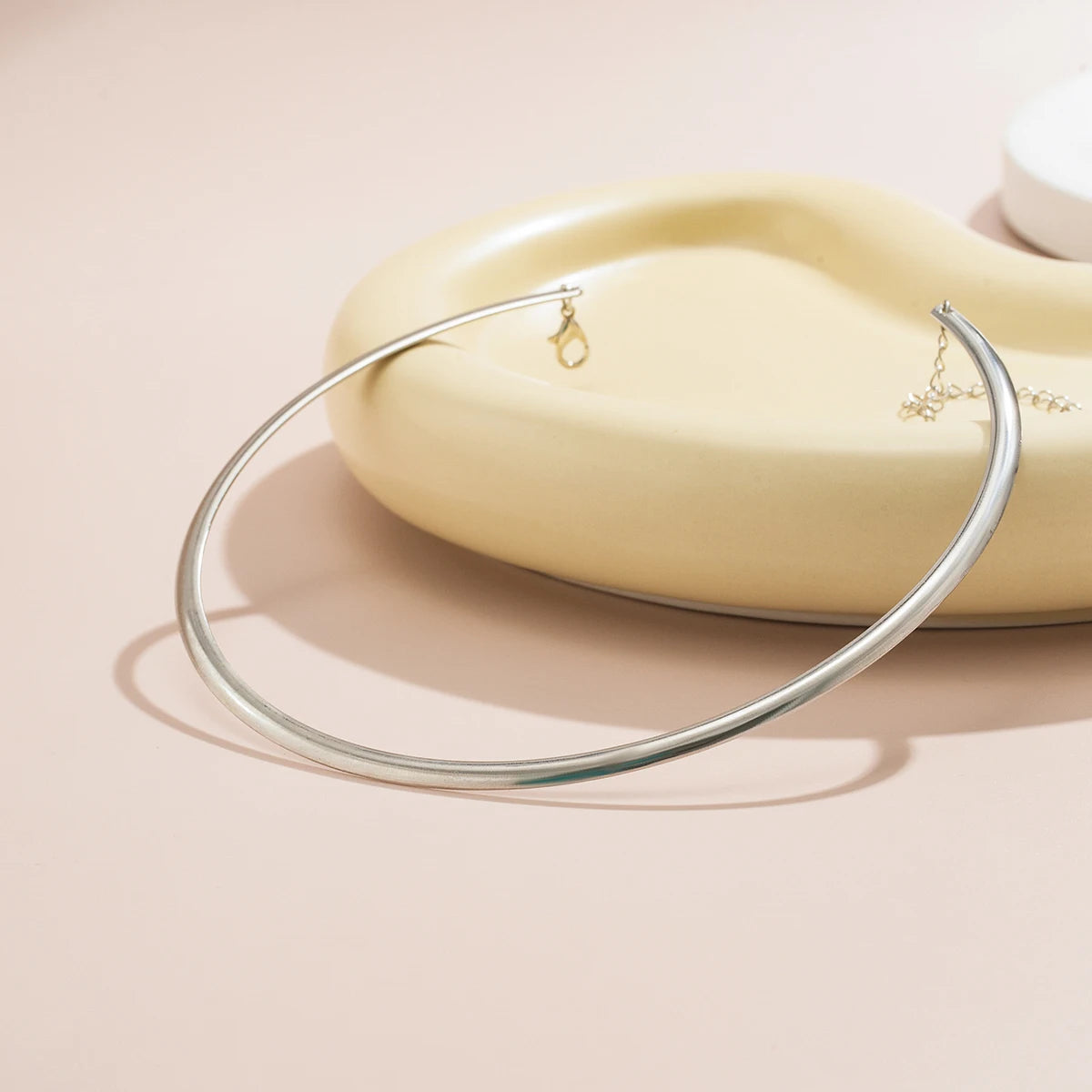 Elegant Simple Chunky Circle Torques Necklace: A Statement of Timeless Sophistication