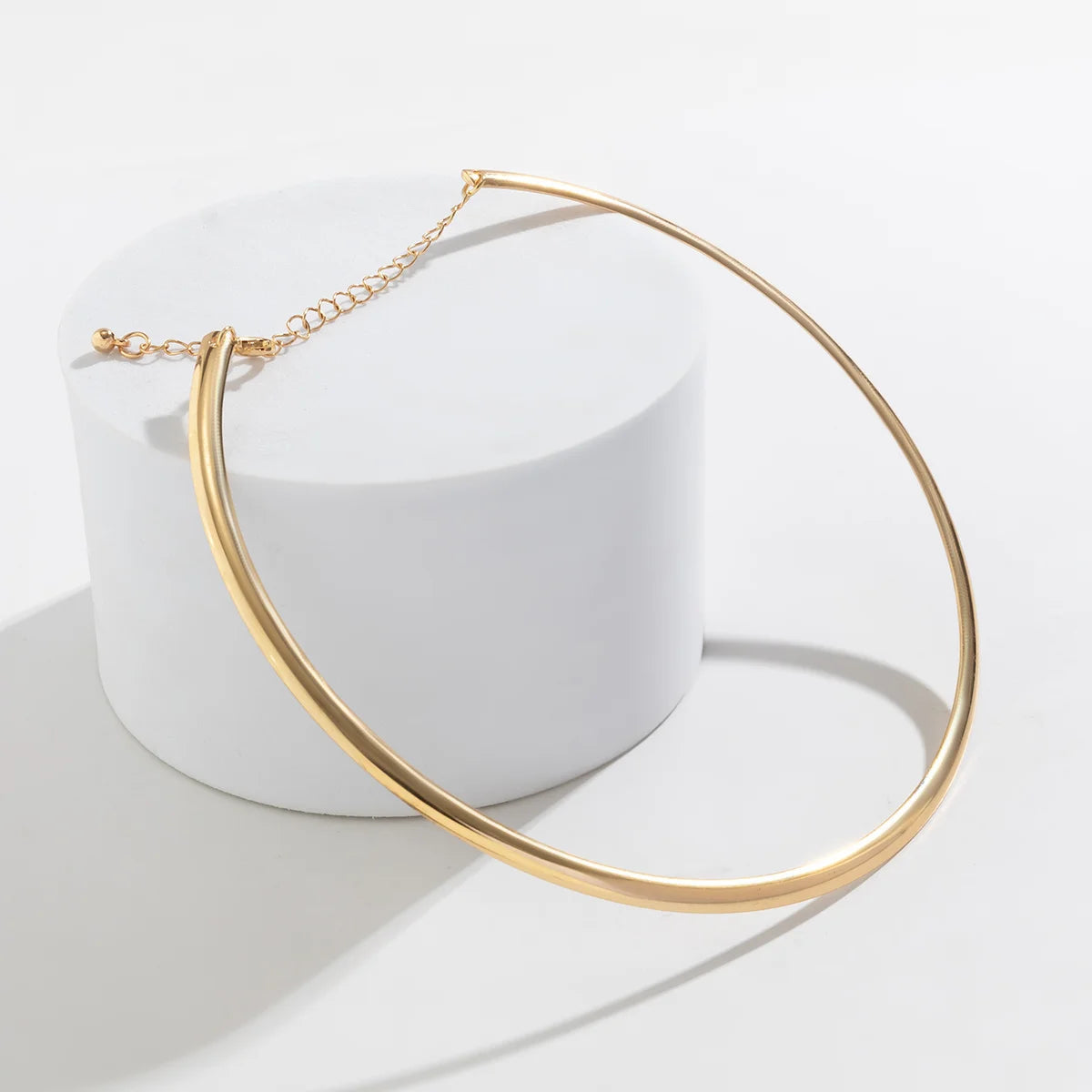 Elegant Simple Chunky Circle Torques Necklace: A Statement of Timeless Sophistication