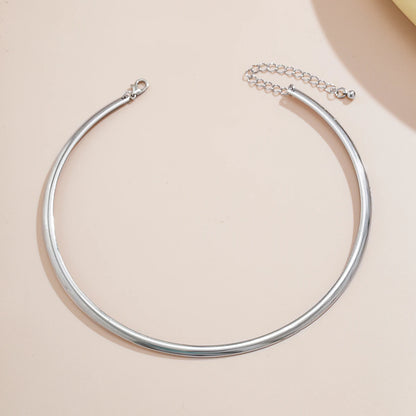 Elegant Simple Chunky Circle Torques Necklace: A Statement of Timeless Sophistication