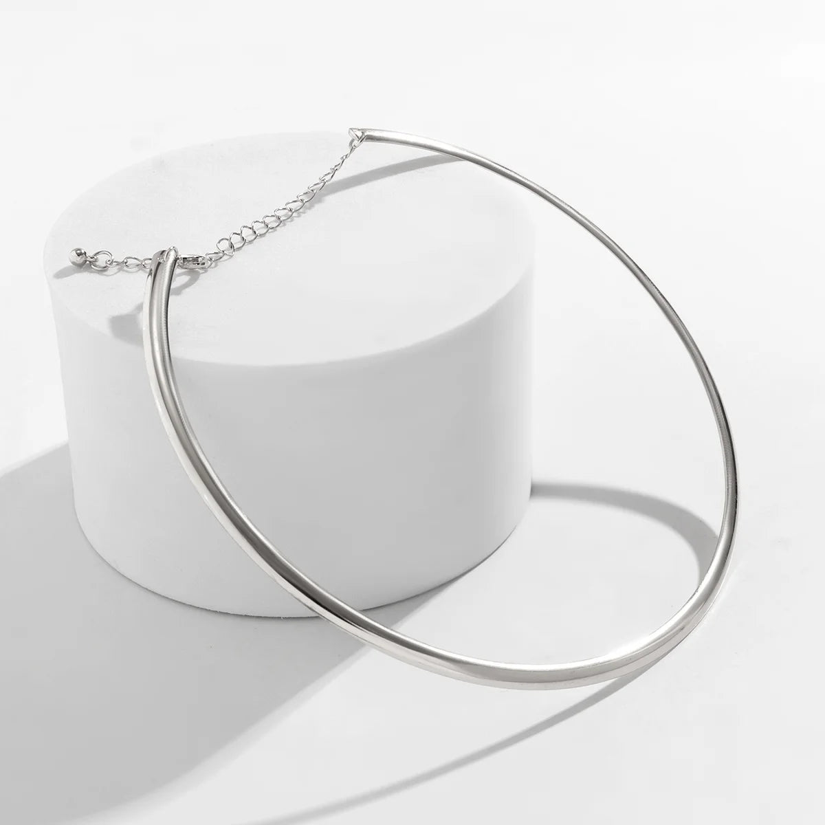 Elegant Simple Chunky Circle Torques Necklace: A Statement of Timeless Sophistication