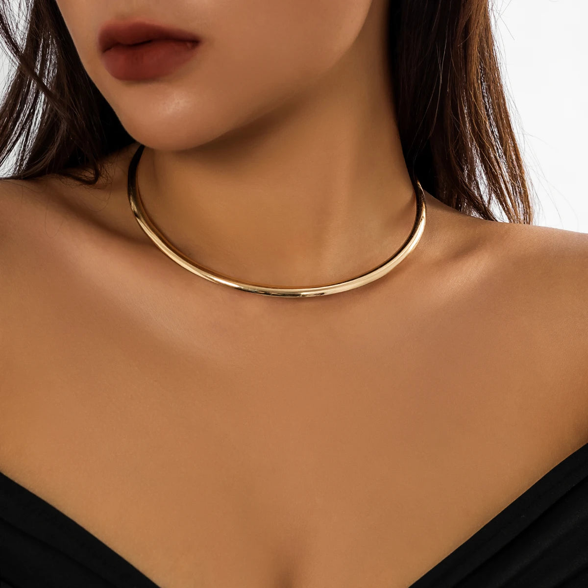 Elegant Simple Chunky Circle Torques Necklace: A Statement of Timeless Sophistication